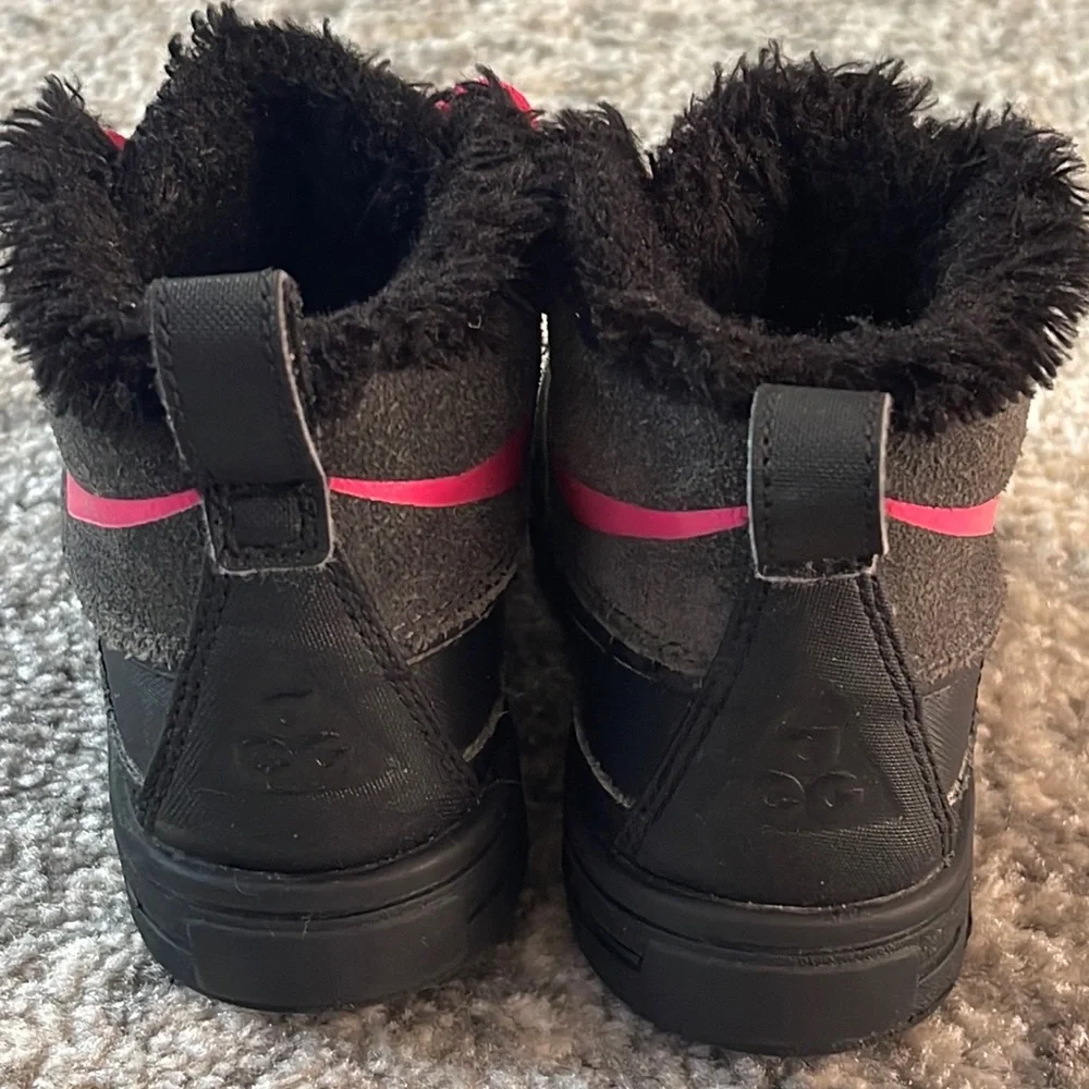 Nike Kids ACG Fur Lined Sneaker Boots Size:11C Hot Pink Black and Grey - Picture 11 of 15